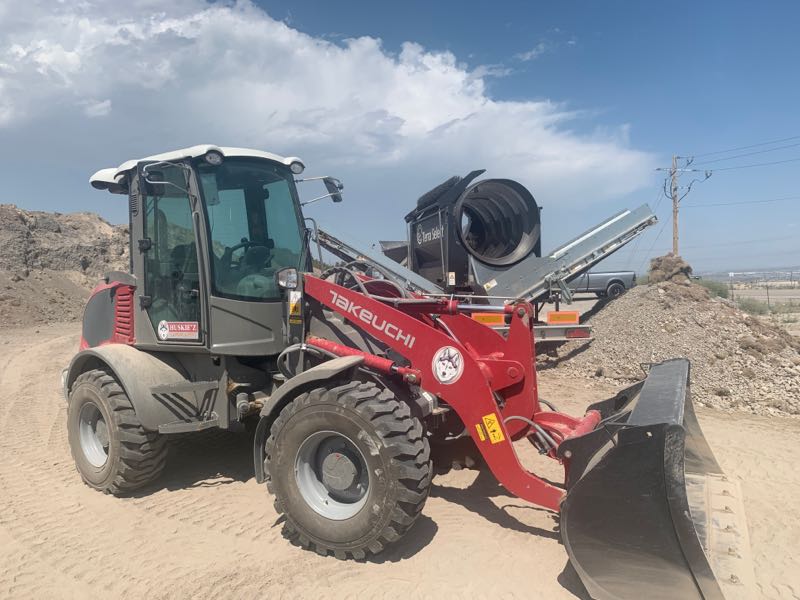 LOADER AND SCREENING PLANT BEHING 2020