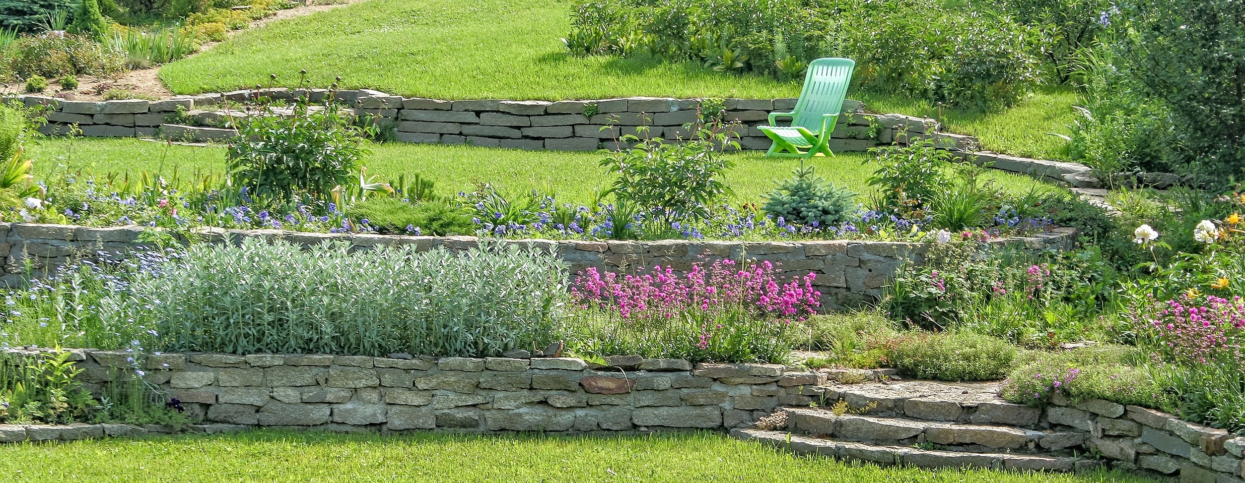 Lawn with retaining walls