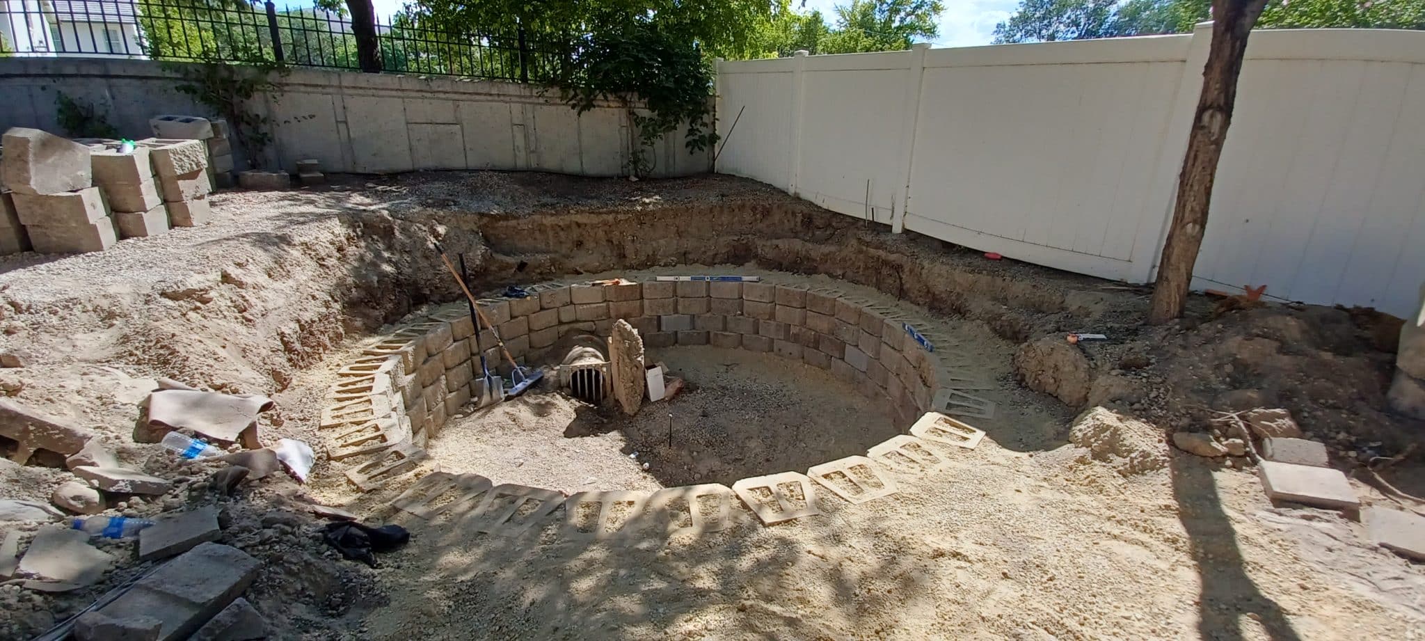 BLOCK RETAINING WALL (BEFORE) Pit ready for landscaping instal