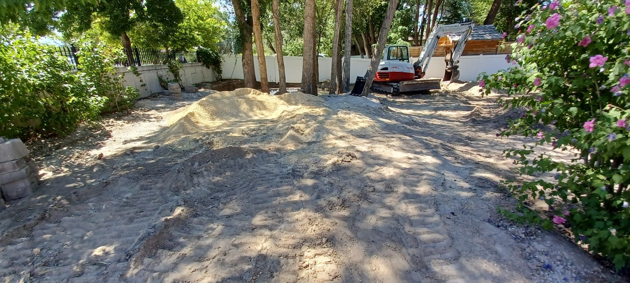 BLOCK RETAINING WALL (BEFORE1) Cleared lot ready for retaining wall instal